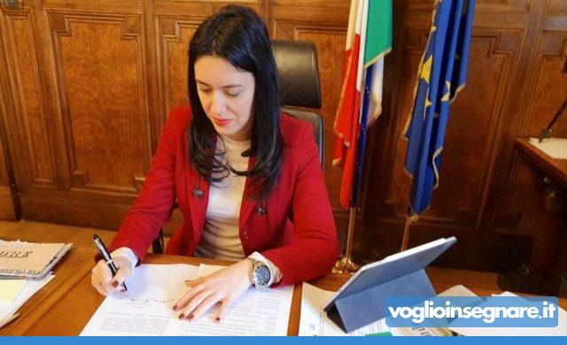 Azzolina: "Niente dimissioni. Il centrodestra ha fatto 8 miliardi di tagli alla scuola"