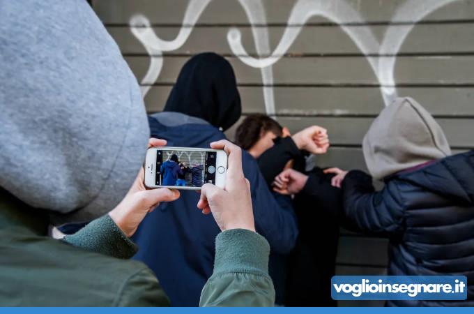 Minorenne paga il pizzo a scuola, 100mila euro a tre body-guard per farsi difendere dai bulli 