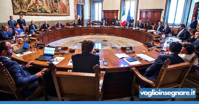 Selezioni docenti: politica divisa tra concorso per merito e assunzione per titoli