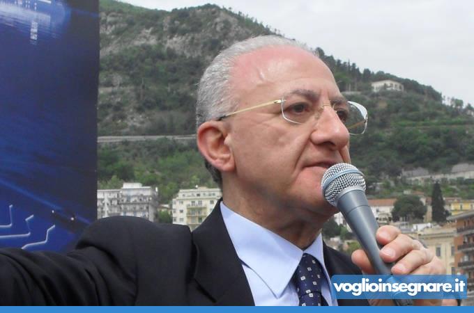 De Luca: “L’algoritmo per le supplenze è un’idiozia, madri 50enni vengono spedite a 1000km di distanza”