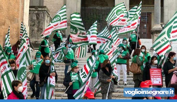 Covid e scuola, insegnanti protestano a Roma: "Mancano i dispositivi di sicurezza"