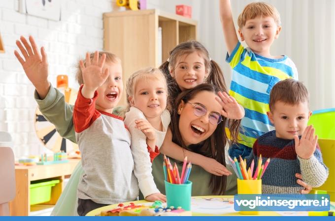 giovane docente circondata da bambini