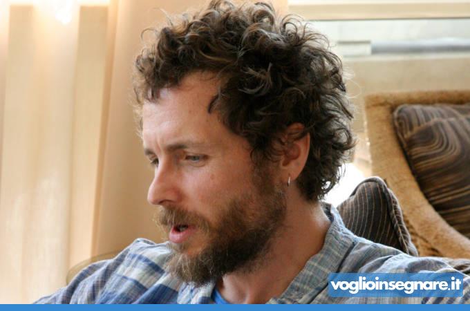 Jovanotti e lo scivolone sulla scuola, “solo da noi 3 mesi di vacanza”. È davvero così?