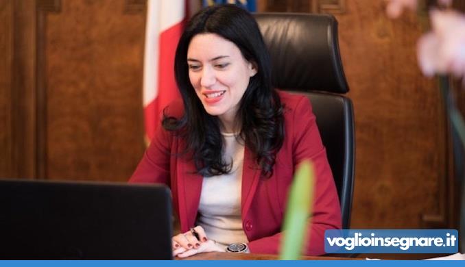 Ministra Azzolina: "Stiamo lavorando per assumere i precari"
