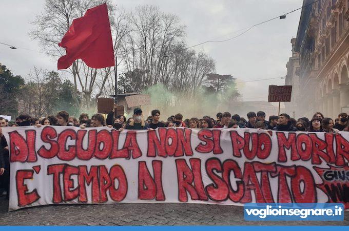 200 mila studenti in piazza contro l'alternanza scuola-lavoro: manifestazioni in 40 città. Tensioni a Torino, feriti 7 agenti