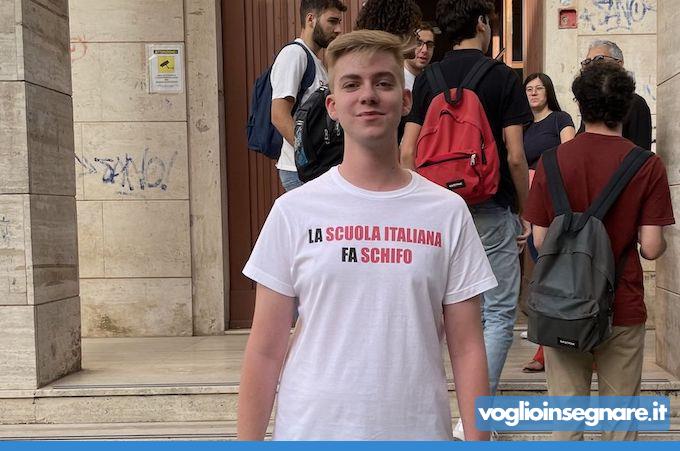 "La scuola italiana fa schifo": la t-shirt provocatoria di uno studente che in una lettera spiega le sue ragioni