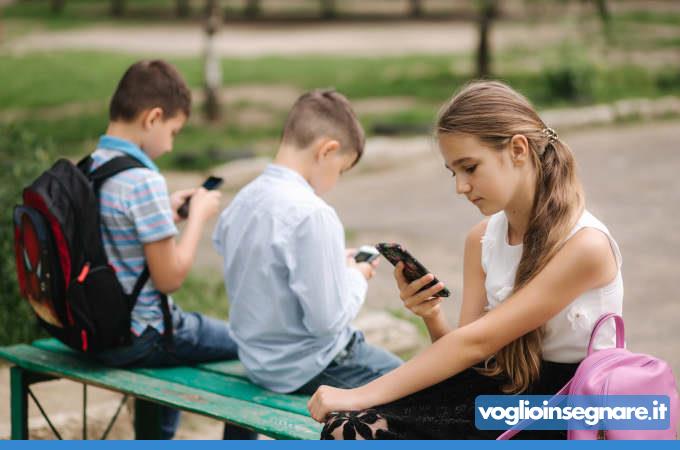 Smartphone a scuola, due studenti su tre sono favorevoli a regole che ne limitino l’utilizzo